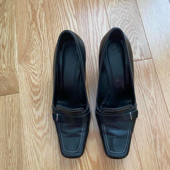 Elegant Black Heeled Loafers - Picture 3 of 8